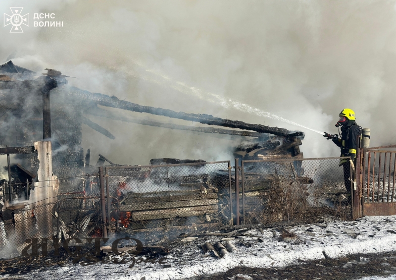 У селі Шельвів горіла господарська споруда та гараж 