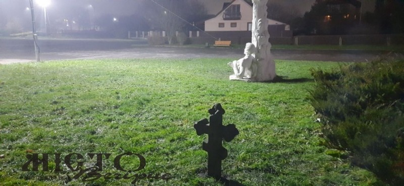 У Слов’янському парку у Володимирі невідомі закопали на газоні могильний хрест 