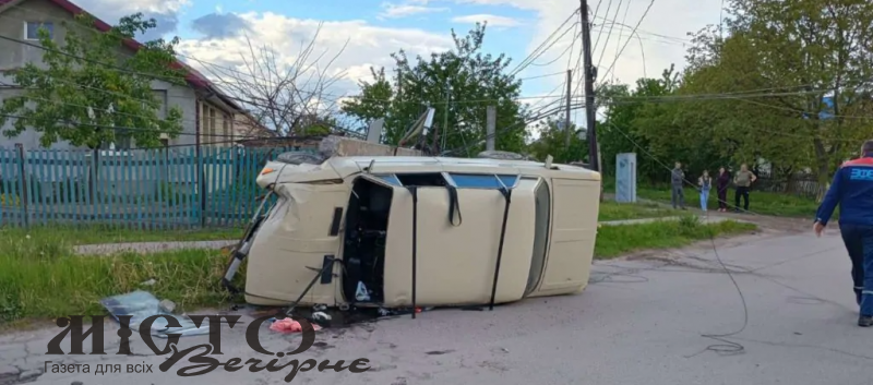 У Нововолинську нетверезий водій ВАЗа влетів в електроопору 