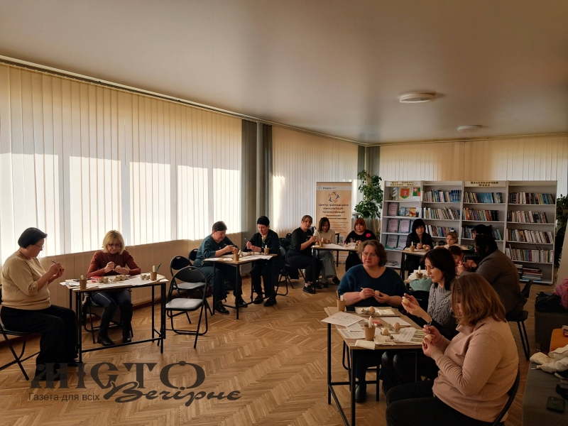 У Локачинській бібліотеці відбувся творчий майстер-клас «Великодня писанка» 