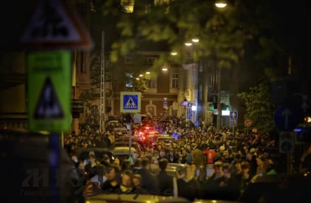 Будапешт святкує на вулицях історичну перемогу опозиції 