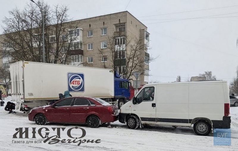 У Володимирі біля АТБ зіткнулися дві автівки та застрягла вантажівка 