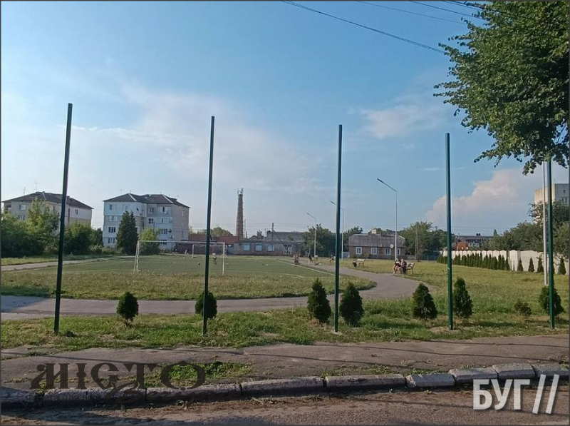 Цетральний стадіон Іванич майже рік чекає на огорожу 