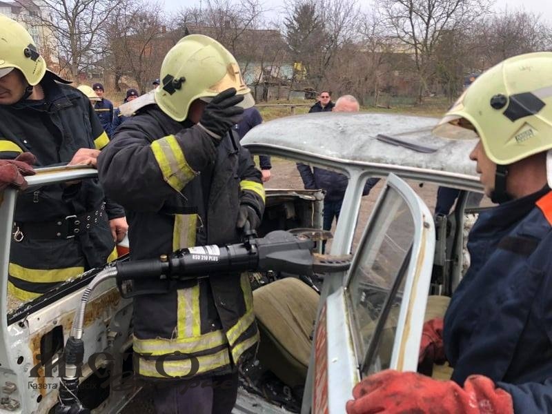 Рятувальники Володимира тренувалися застосовувати обладнання для звільнення людей після ДТП 