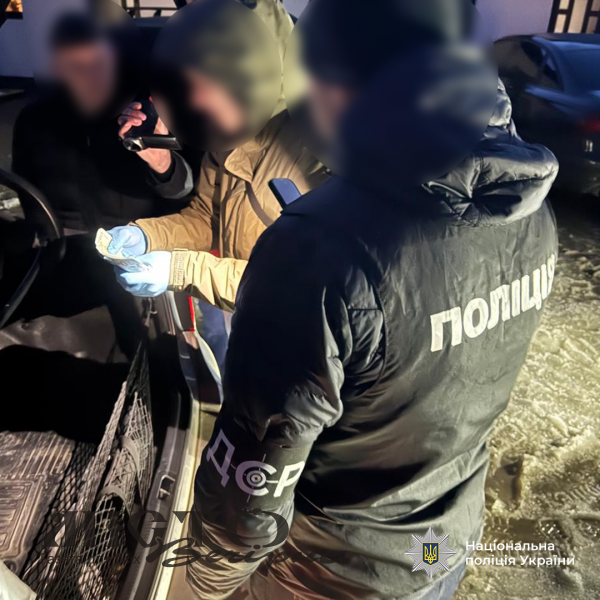 Чотири тисячі доларів за «вирішення» мобілізаційних питань: затримали військовослужбовців Володимирського РТЦК - новини Володимир-Водинського Чотири тисячі доларів за «вирішення» мобілізаційних питань: затримали військовослужбовців Володимирського РТЦК
