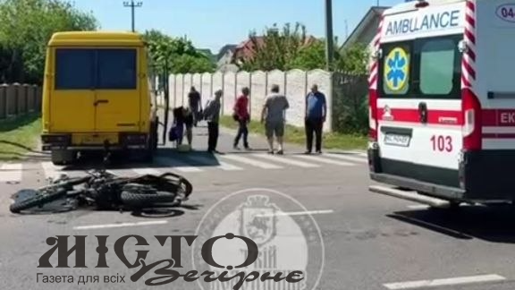 У Володимирі 17-річний мотоцикліст зіткнувся з маршруткою - новини Володимир-Водинського У Володимирі 17-річний мотоцикліст зіткнувся з маршруткою