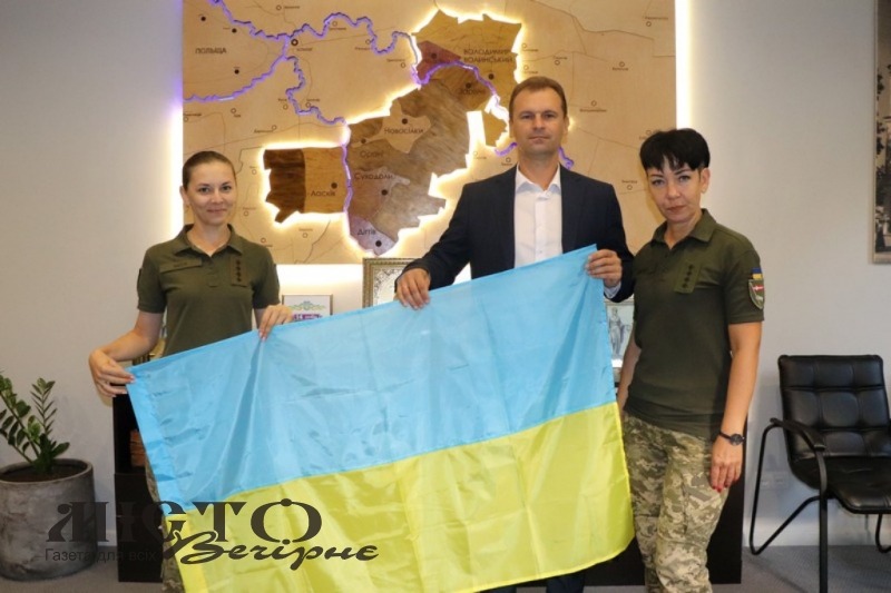 Військові 14 ОМБр подарували прапор міській раді Володимира 