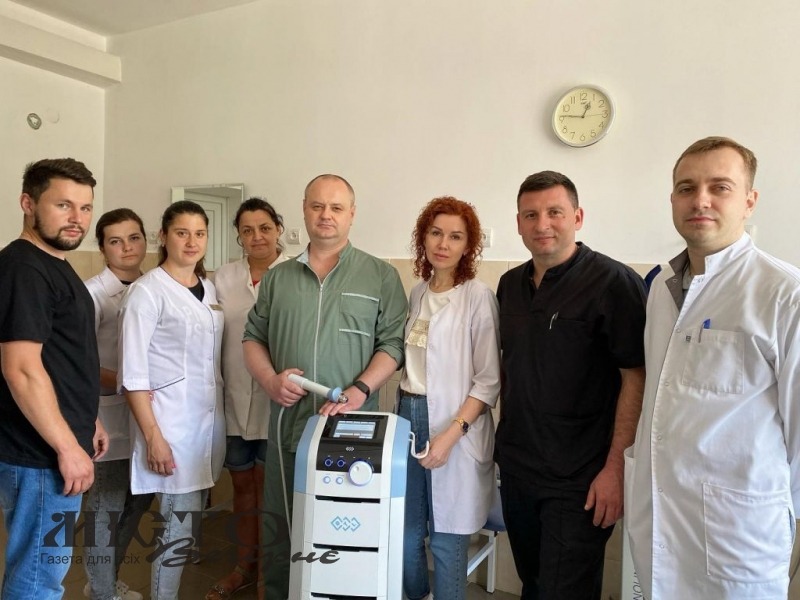 В лікарню Нововолинська придбали апарат ударно-хвильової терапії 