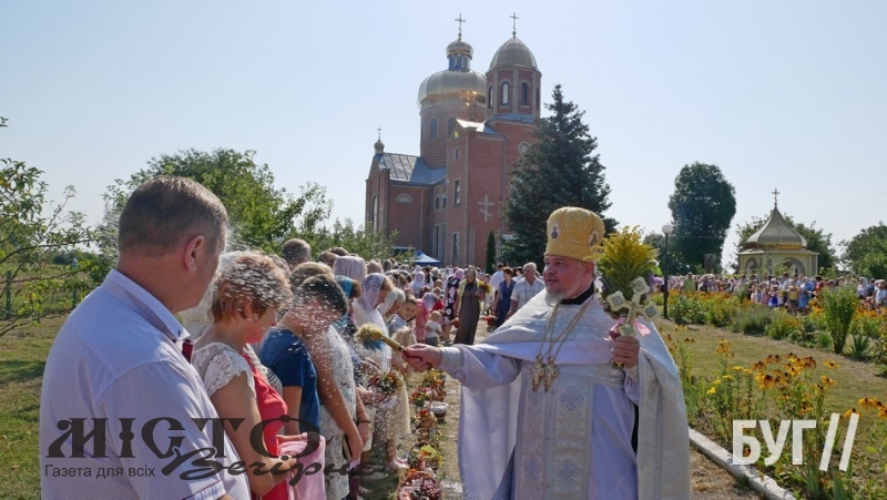 Мешканці Іванич відзначили Спаса освяченням букетиків та фруктових кошиків 