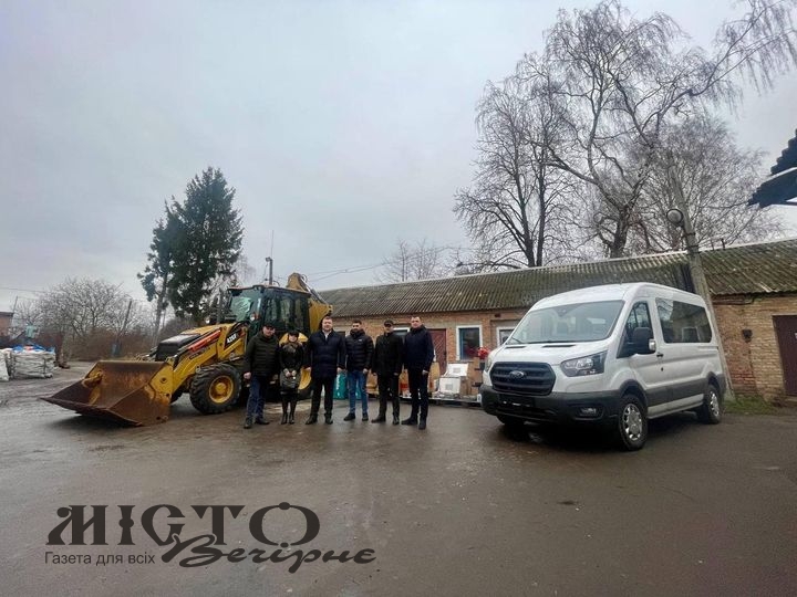 Нововолинська громада отримала екскаватор та мікроавтобус від німецького уряду 