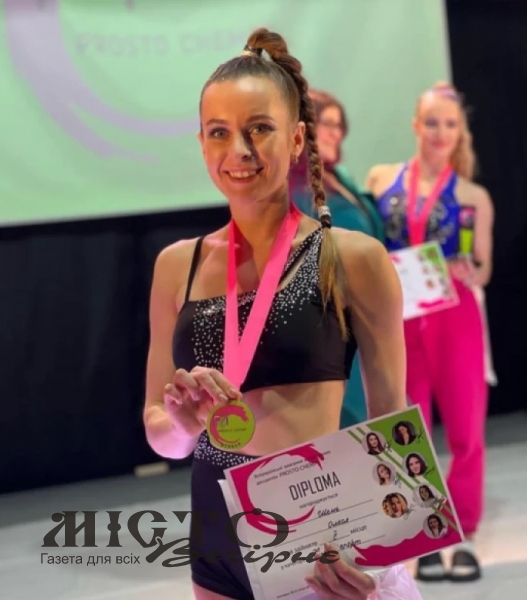 Повітряні гімнастки з Нововолинська привезли нагороди зі Всеукраїнського чемпіонату 