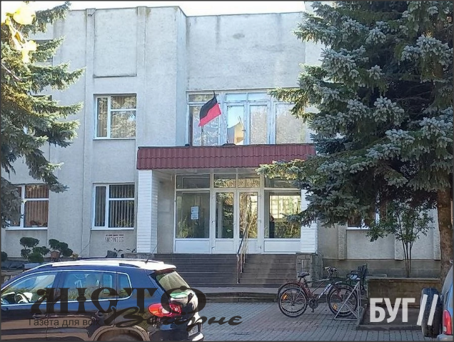 Прапор ОУН висітиме на будівлі Іваничівської селищної ради до кінця війни з росією 