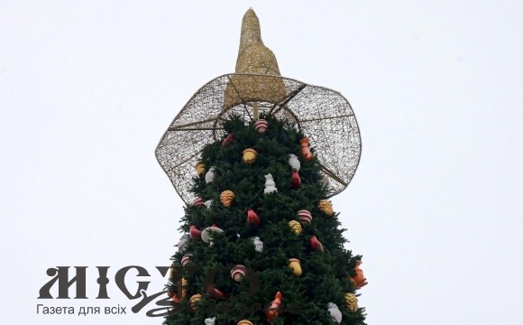 З головної ялинки України зняли «відьмацький капелюх» 