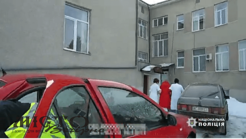 У Володимирі жінка народила у авто. До медзакладу породіллю доставили поліцейські. 