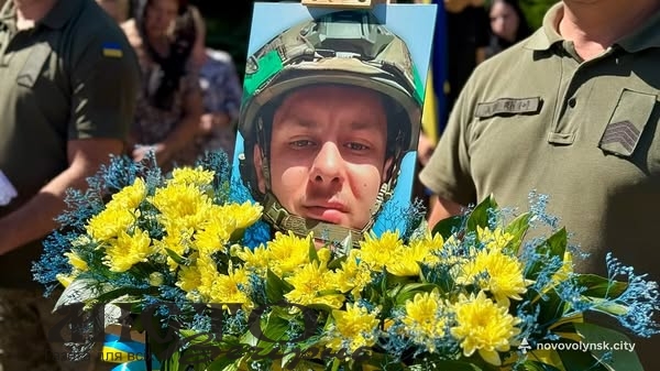 Нововолинська громада попрощалася з 24-річним героєм Павлом Молодшим 
