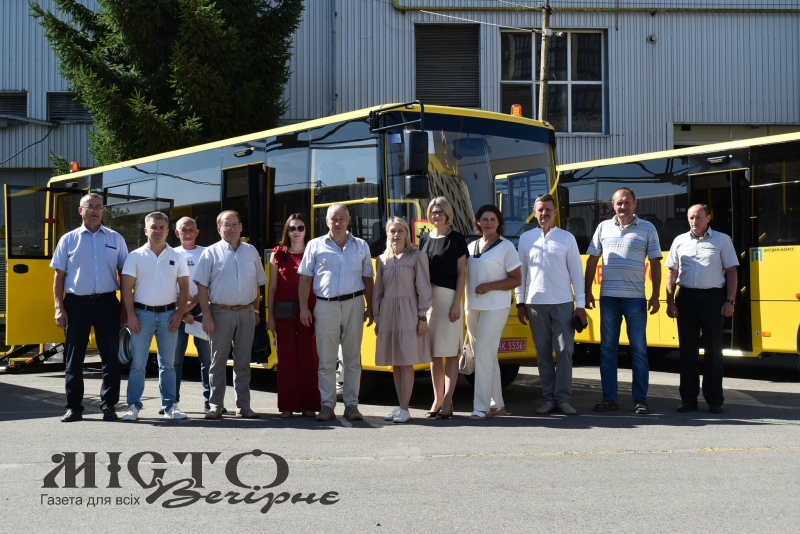 Павлівська громада отримала шкільний автобус з підйомником 