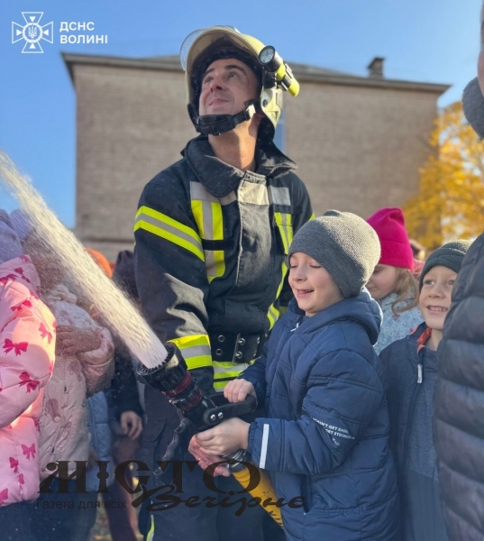 Рятувальники та юні пожежники провели навчальний показ у Нововолинському ліцеї 