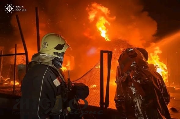 На Волині ліквідували пожежу, спричинену ворожим обстрілом: працювали 20 рятувальників 