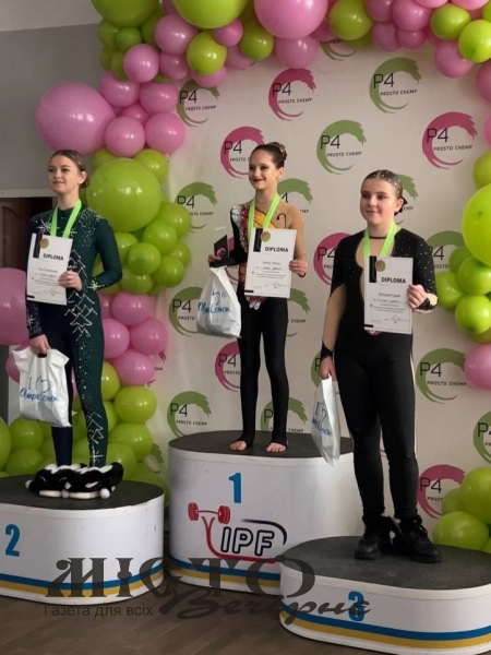 Повітряні гімнастки з Нововолинська здобули перемоги на всеукраїнських змаганнях 