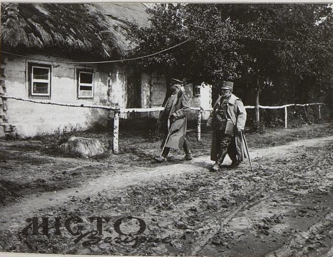 Опублікували архівне фото відомого німецького воєначальника на вулиці села Павловичі 