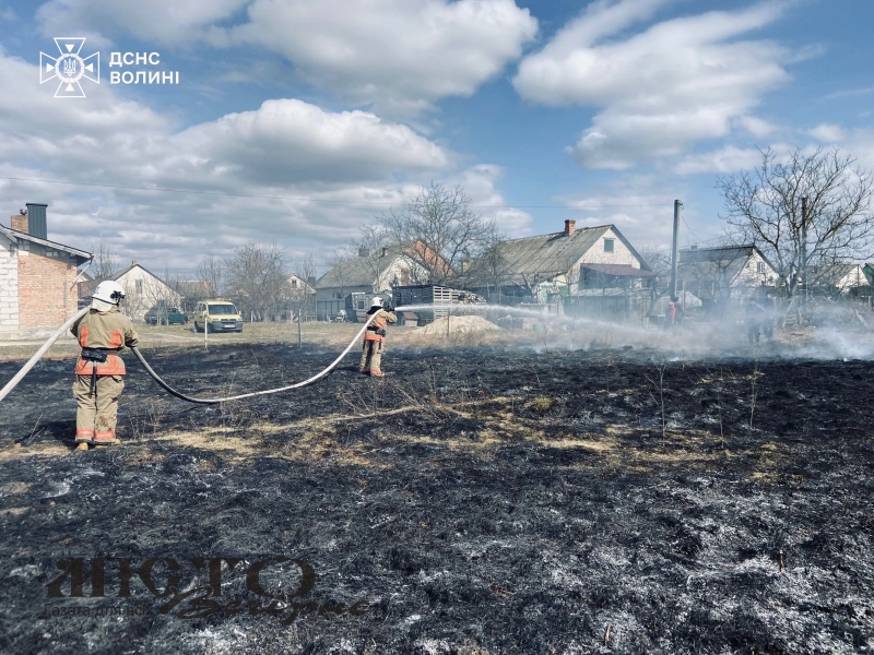 На Волині рятувальники гасили масштабні займання сухої трави 