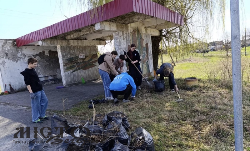 Учні Маньківського ліцею поприбирали місцеві автобусні зупинки 