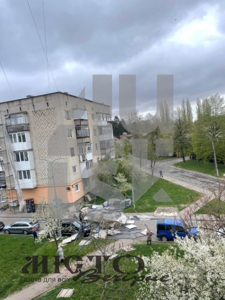 Перекинута зупинка, побите авто і повалені дерева: наслідки буревію на Волині 