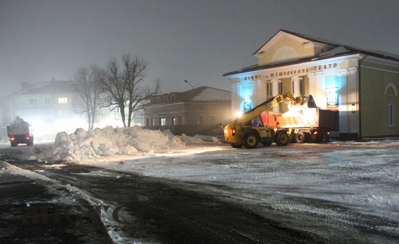 У Володимирі-Волинському продовжують роботи з очищення вулиць від снігу 