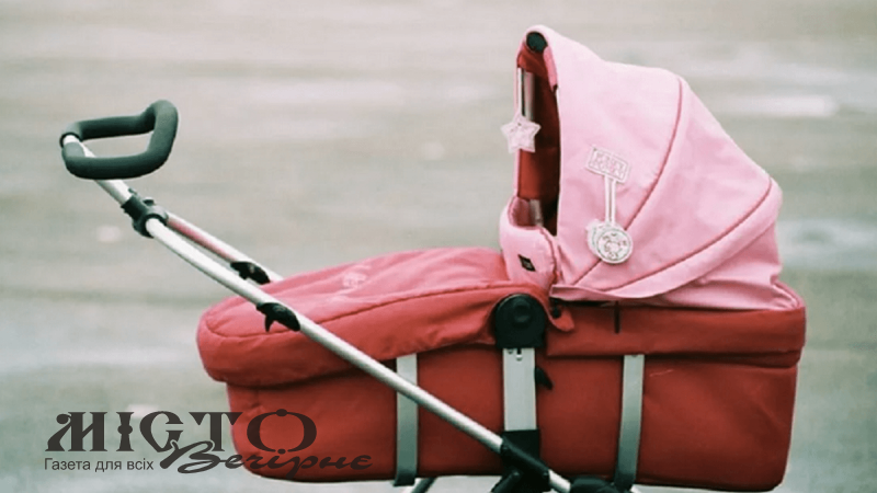 Цілий день пиячила і возила за собою маленьку дитину у візку: волинянку оштрафували на 1700 гривень 