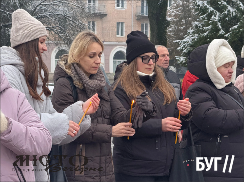 Нововолинськ вшанував жертв Голодомору: тиша, свічки й спільна пам’ять 