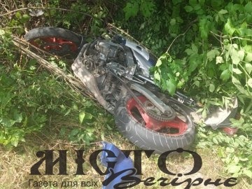 На Львівщині мотоцикліст з Волині влетів у дорожній знак та з'їхав у кювет 