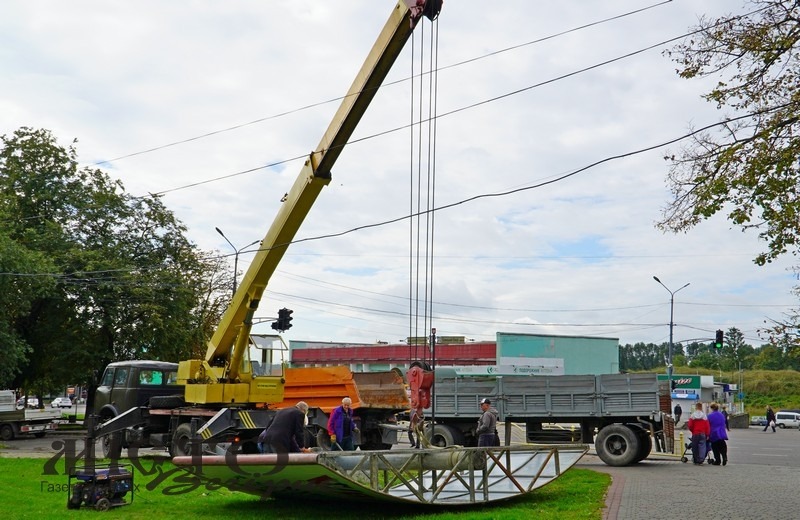 В історичній частині Володимира демонтовували ще один білборд 