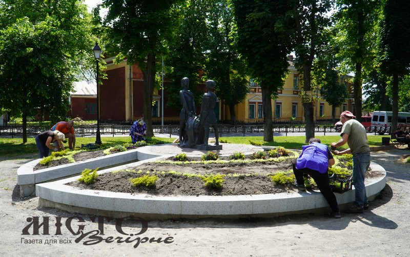 У сквері Героїв Майдану у Володимирі комунальники висадили квіти 