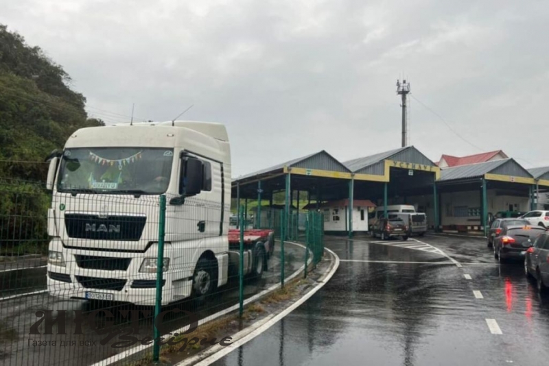 В Устилузі п’яний водій тягача, який стояв в черзі, намагався відкупитися від поліції за $100 