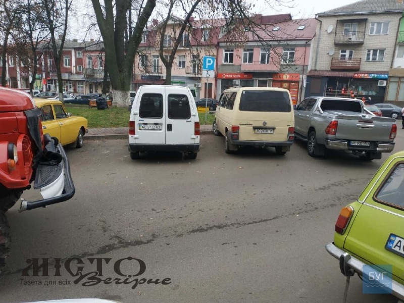 Авто Toyota Hilux у Володимирі заблокувало проїзд машині пожежників 