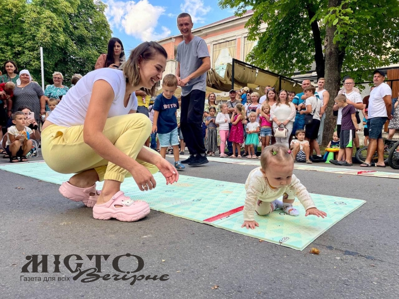 «Забіг у повзунках»: у Нововолинську змагалися 18 малюків 