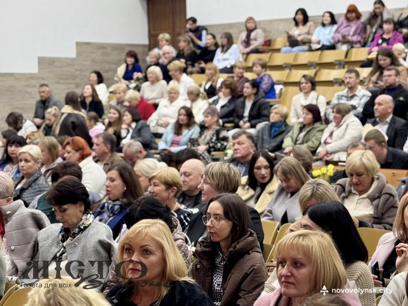Освітян Нововолинської громади привітали з професійним святом 