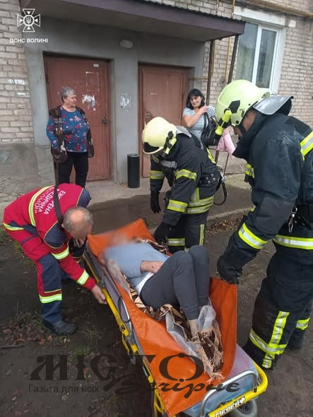 У Нововолинську рятувальники визволили чоловіка, який потребував допомоги 