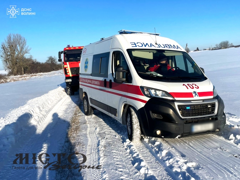 У Володимирькому районі «швидка» з хворим застрягла у снігу: на допомогу прийшли рятувальники 