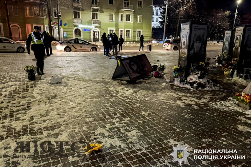 У Рівному п’яна жінка повалила портрети загиблих захисників на Майдані Незалежності 