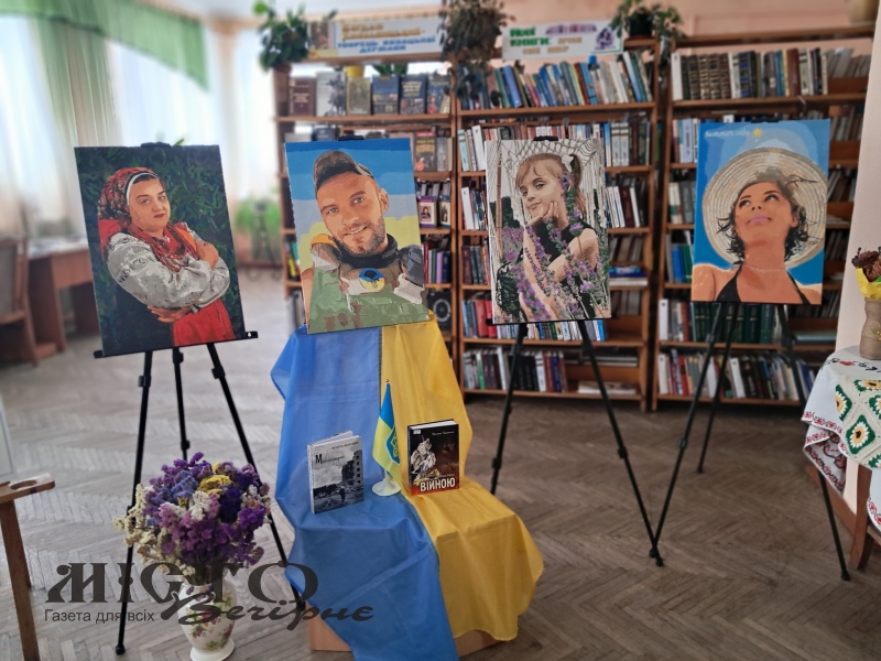 «Материнське серце в кольорах»: у бібліотеці Локач відкрилася виставка матері загиблого захисника 