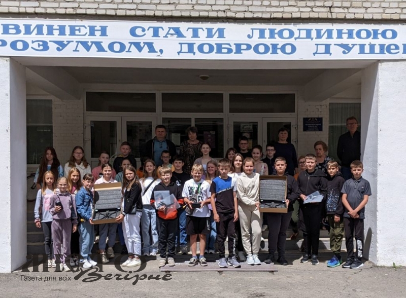 Учні іваничівського ліцею №1 передали військовим два дрони 