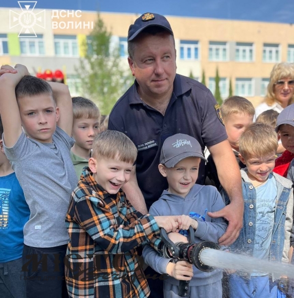 У Нововолинську рятувальники провели пізнавальний захід для школярів до Дня цивільного захисту 
