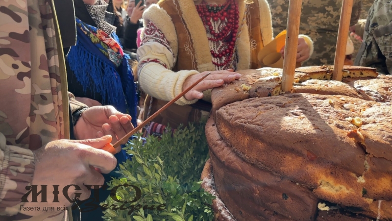 У Нововолинську до Великодня спекли гігантську 200-кілограмову паску 