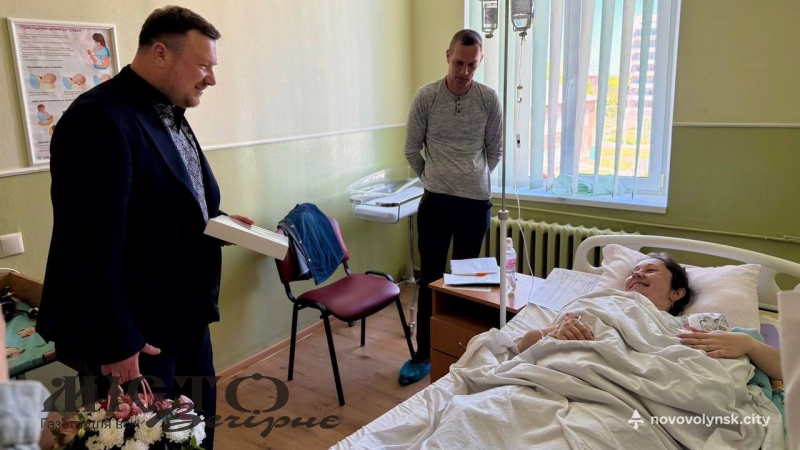 У Нововолинську новонародженим подарували перші вишиванки 