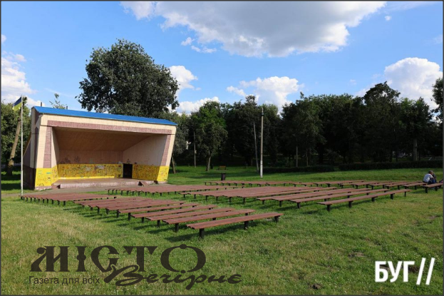 На території «літньої естради» у Нововолинську встановили лавки 