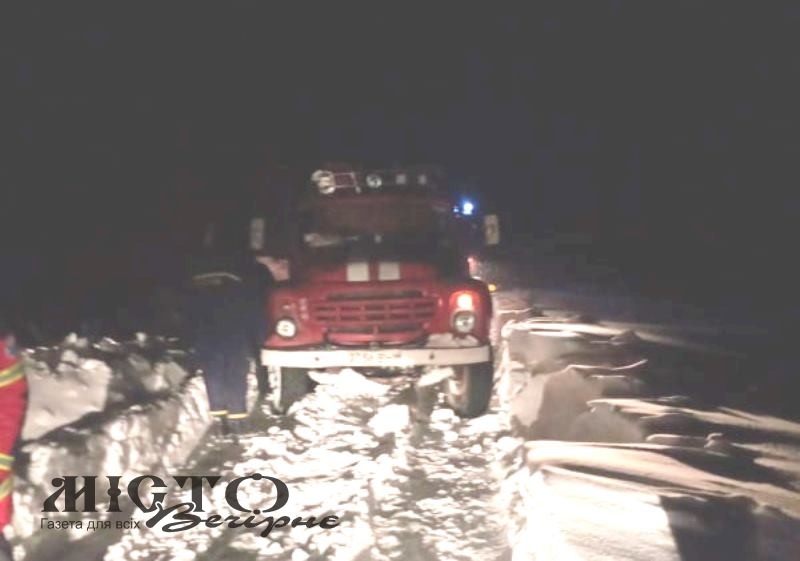 Володимир-Волинські рятувальники витягнули зі снігу два авто за минулу добу, у Нововолинську – 23 за тиждень 