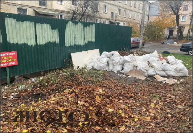 Стихійне звалище будівельного сміття біля контейнерів на вулиці Винниченка у Нововолинську 