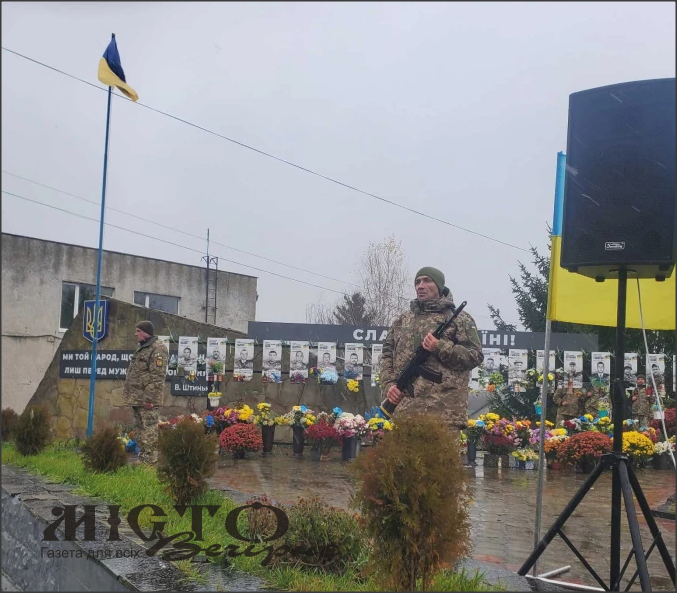 У Локачах на Алеї памʼяті освятили три нововстановленні меморіальні дошки загиблим військовим 