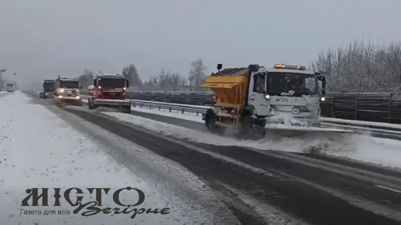 26 одиниць техніки розчищали дороги Волині під час негоди 